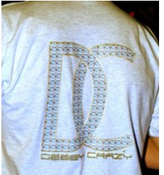 vecchio monogramma Debby Carazy su una maglietta